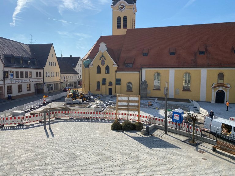 Grossansicht in neuem Fenster: Neugestaltung Marktplatz Bauabschnitt II 2022 Pflasterarbeiten-von oben 14.04.22