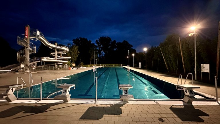 Schwimmbad bei Nacht 2023