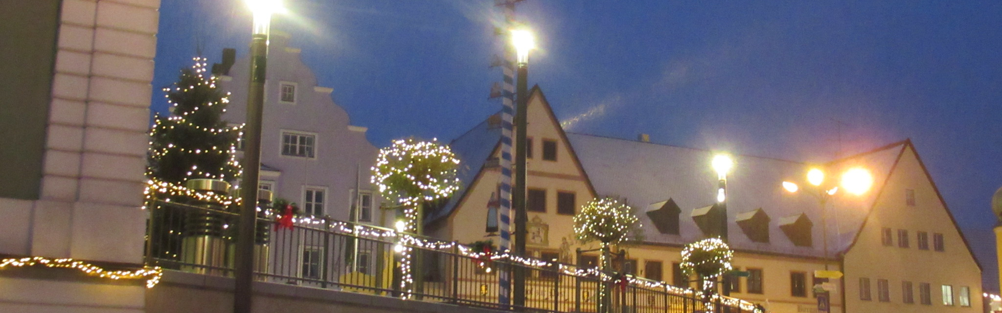 Slider Weihnachten Rathausplatz beleuchtet mit Gasthaus Post